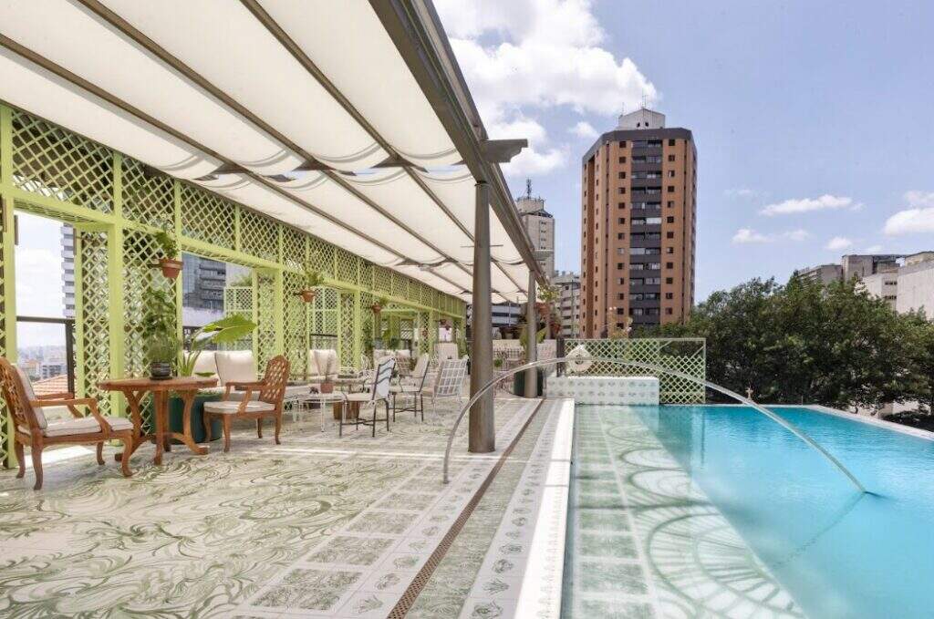 No Hotel Rosewood São Paulo, a piscina do rooftop e a área do bar têm revestimento de azulejos pintados à mão pela artista Sandra Cinto