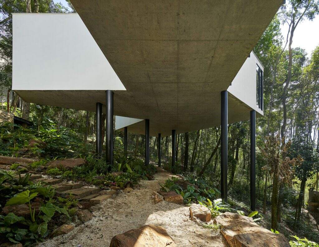 Tetro Arquitetos: Casa Açucena - tipografia acidentada