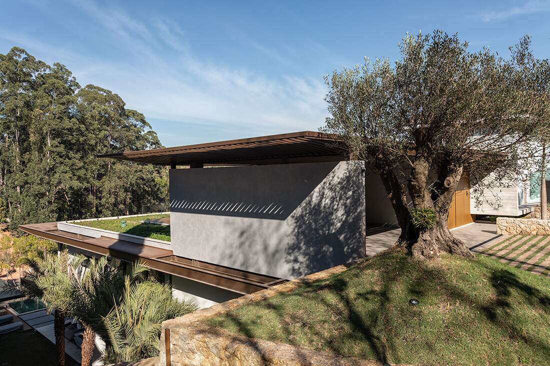 Padovani Arquitetos: terraço-jardim descoberto, que usufrui de cenário emoldurado pela paisagem