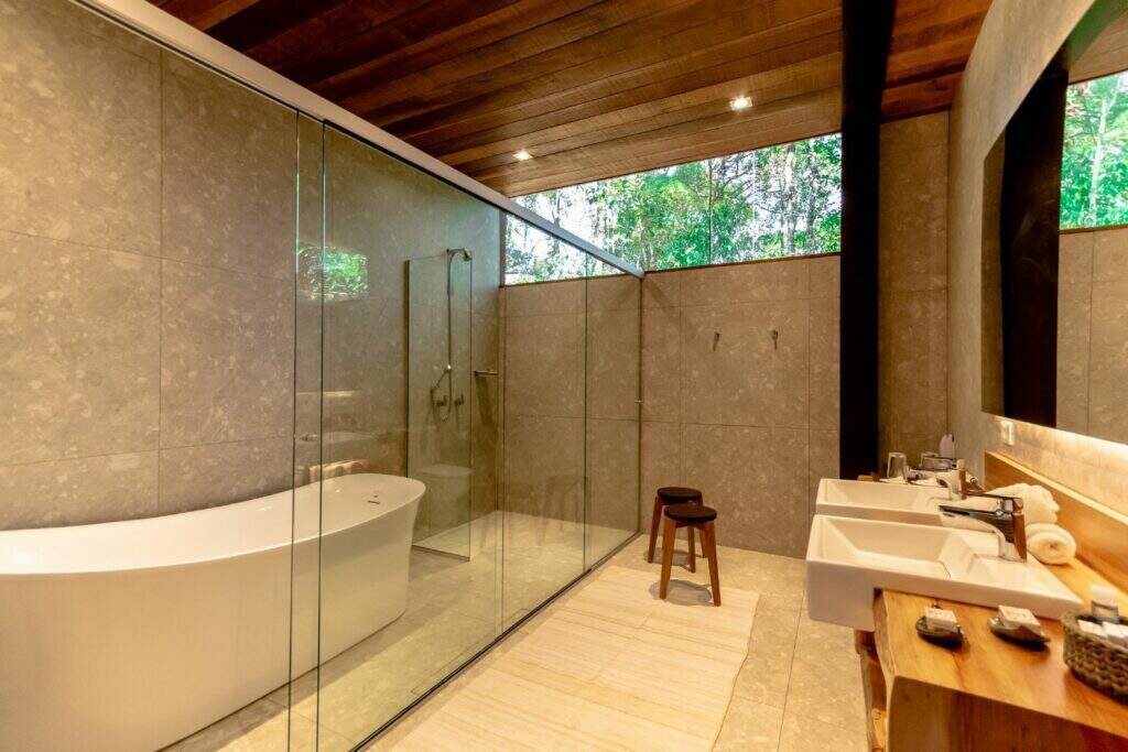 Sala de banho: grande vão integra a natureza ao ambiente