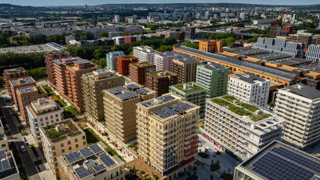 Prédios com aparência moderna, em linha com o objetivo de proteger e fomentar a biodiversidade.
