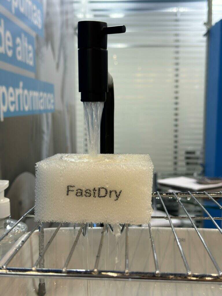 A espuma FastDry apresenta capacidade de drenagem total da água