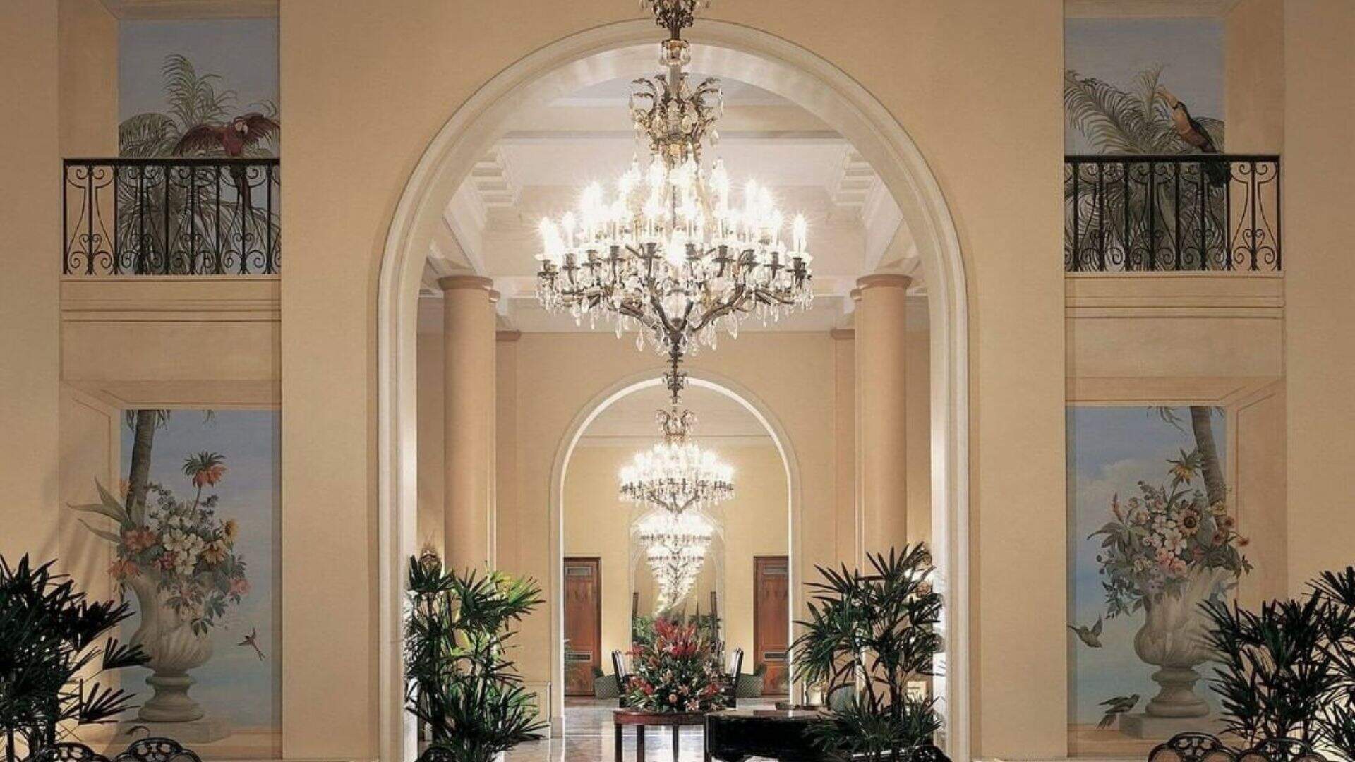 Obras de Dominique no lendário hotel Belmond Copacabana Palace, refletem a fauna e flora brasileira
