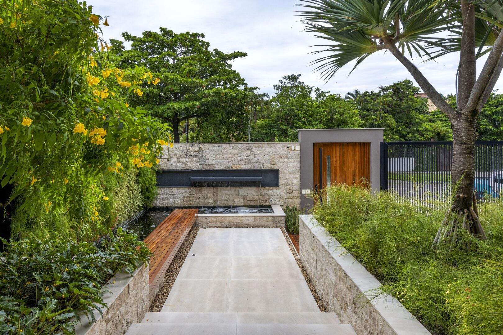 A entrada da casa dá boas-vindas às pessoas, que são conduzidas a uma experiência sensorial e contemplativa
